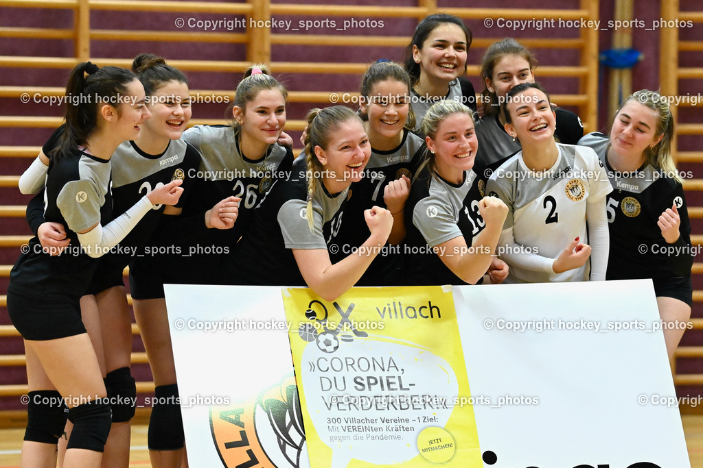 Askö Volley Eagles vs. Mühlviertel Volleys 17.12.2022 | Mannschaftsfoto ASKÖ Eagles Villach, #28 HATEMIC Gloria
Maxima, #23 VEIGL Valentina, #26 KUVEK Iva, #10 KRALL Johanna, #7 FANIC Nada, #13 BEBEKAJLO Vanessa, #2 KIRCHER Elisabeth, #25 SCHULER Chiara, #4 PICHLER Verena, #11 PRANJIC Ana, Jubel Askö Eagles Villach