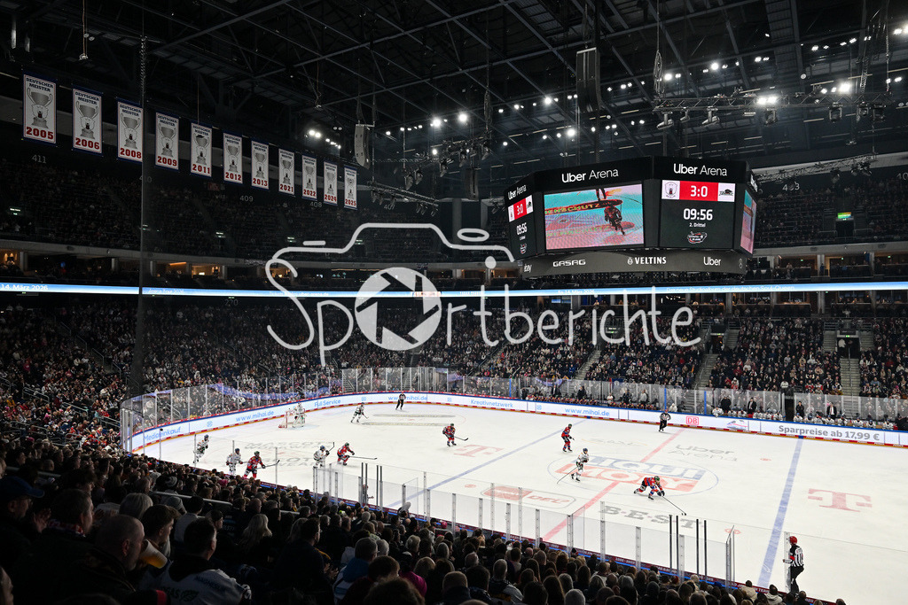 Eisbären Berlin - Augsburger Panther | BERLIN, GERMANY - 04. JANUARY: ein Blick in die ausverkaufte Arena in Berlin / Symbolbild während dem Match zwischen den Eisbären Berlin und den Augsburger Panthern am 36. Spieltag der Penny DEL in der UBER Arena