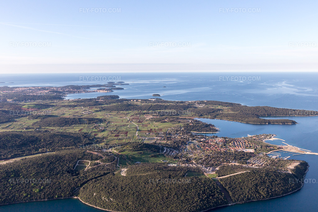 Aerial view: View of the town in Vrsar in the state Gespanschaft Istrien, Croatia. – Photo: IMG_106322.jpg taken on 04/14/2018 by Werner Riehm/FLY-FOTO.com – Resolution of the original: 5472 x 3648 px