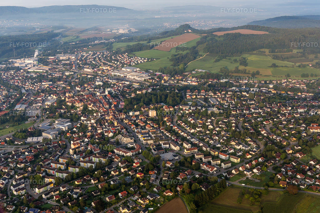Luftbild: Ortsansicht der Straßen und Häuser der Wohngebiete in Stockach im Bundesland Baden-Württemberg in Deutschland. Foto: IMG_102851.jpg vom 26.08.2017 durch Werner Riehm/FLY-FOTO.de