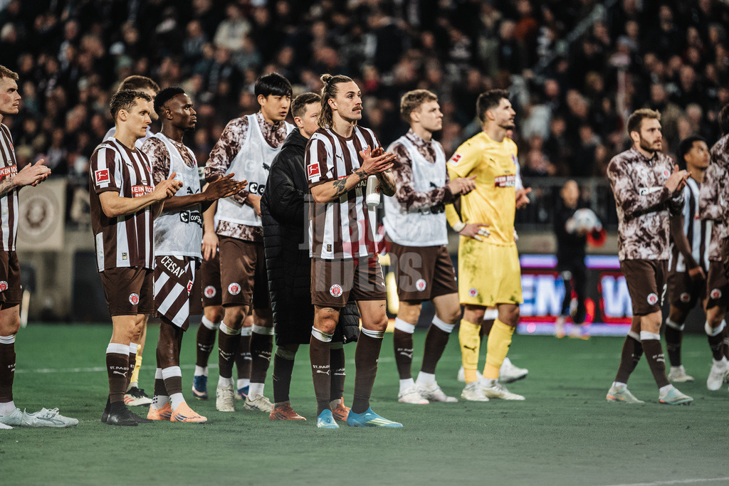 Fußball | Männer | Saison 2025/2026  | Fußball-Bundesliga | 27. Spieltag | FC St. Pauli vs. SC Freiburg | 22.04.2026 | FC St. Pauli applaudiert nach dem Spiel den Fans, in der mitte Jackson Irvine (#7, FC St. Pauli)