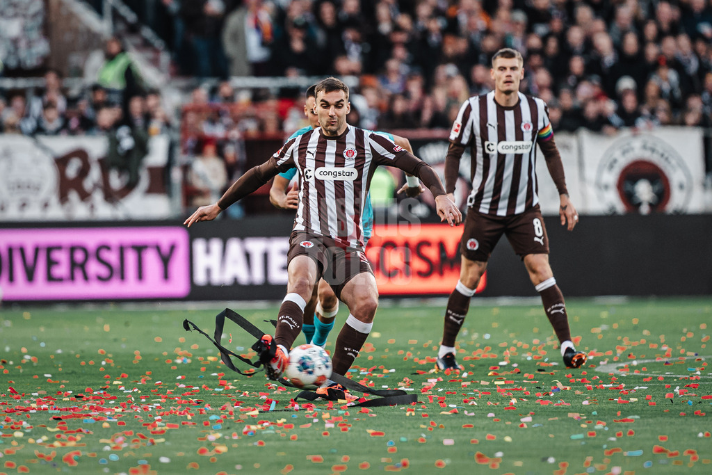 Fußball | Männer | Saison 2025/2026  | Fußball-Bundesliga | 07. Spieltag | FC St. Pauli vs. TSG Hoffenheim | 19.10.2025 | James Sands (#6, FC St. Pauli) verfängt sich in Konfetti