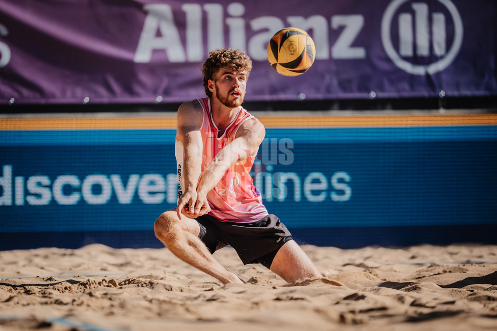 Beachvolleyball | Männer | Allianz German Beach Tour 2025 | Tourstop Düsseldorf | 15.05.2025 | Luis Henrichs spielt den Ball