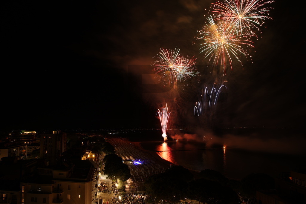 Ferragosto Fireworks in Grado, Italy | GRADO, ITALY, 15.AUG.26 - FIREWORKS - Ferragosto fireworks over the Adriatic Sea in Grado, Italy. Colorful fireworks light up the night sky above the beach, coastline and waterfront during the traditional summer celebration. - Realisiert mit Pictrs.com