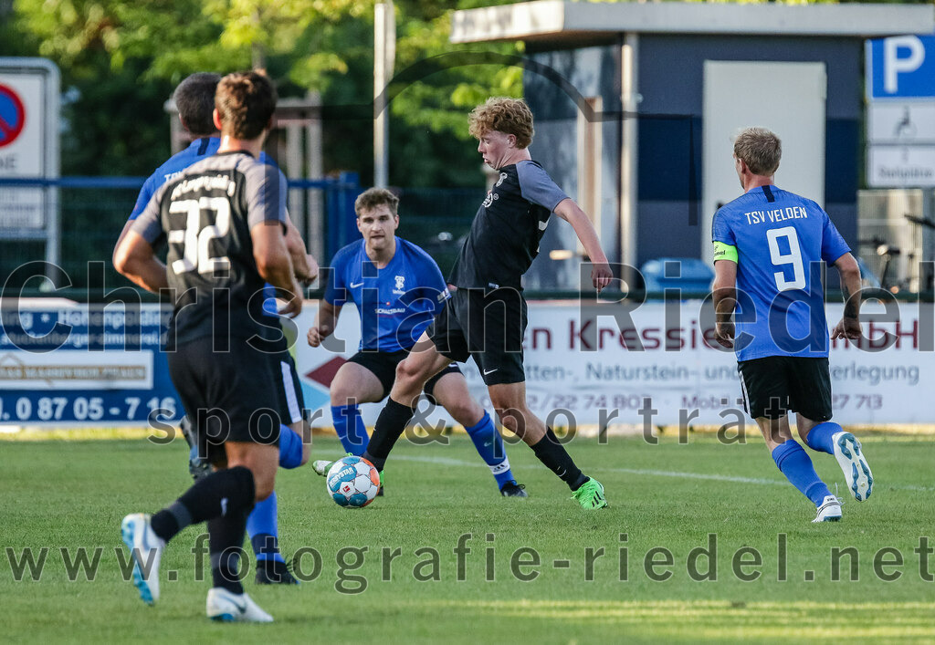 2023-07-14_029_FC_Langengeisling_gegen_FC_Velden-Eberspoint | Erding, Deutschland, 14.07.2023:
Fußball, Bezirksliga Oberbayern Ost 2023 / 2024, Testspiel, FC Langengeisling gegen FC Velden-Eberspoint, Endergebnis: 5:0

Florian Hagenberger (FC Velden-Eberspoint, #9)

Foto: Christian Riedel / fotografie-riedel.net