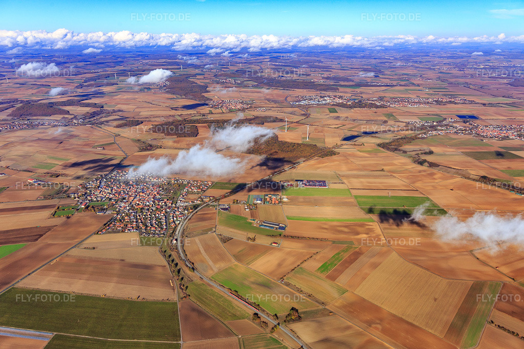 Luftbild: Dorfansicht aus Süden im Ortsteil Eßleben in Werneck im Bundesland Bayern in Deutschland. Foto: IMG_112350.jpg vom 02.11.2018 durch Werner Riehm/FLY-FOTO.de