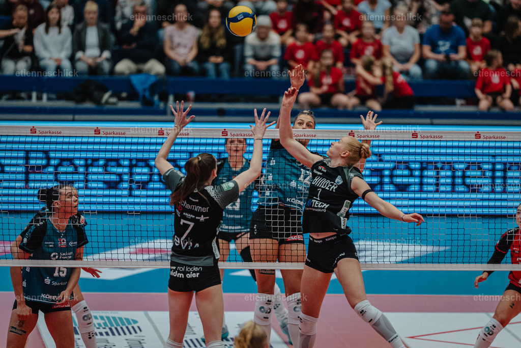 Dresdner SC - Binder Blaubären TSV Flacht, DEKRA 1. Bundesliga Frauen, Volleyball | Im Bild: Mette Marleen Pfeffer (12, Dresdner SC) blockt den Ball erfolgreich24.10.2026, Dresdner SC -  Binder Blaubären TSV Flacht, DEKRA 1. Bundesliga Frauen, Volleyball, Deutschland, Dresden, Cyberport Arena