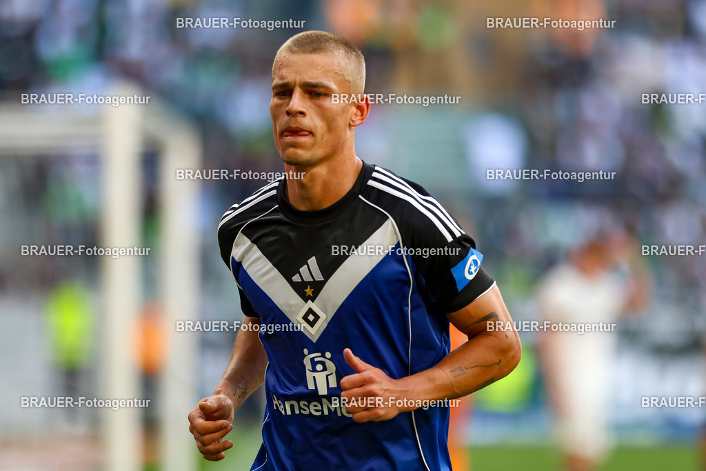 Borussia Mönchengladbach vs Hamburger SV - Bundesliga  | Mönchengladbach, Deutschland, 24.08.25:   Miro Muheim (Hamburger SV) schaut waehrend des Spiels der Bundesliga zwischen Borussia Mönchengladbach vs Hamburger SV im Stadion im Borussia Park(Foto von Brauer-Fotoagentur / Adrian Schlueter)