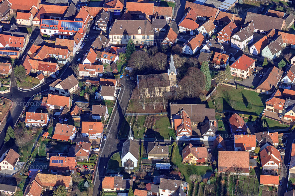 Aerial view: Village center from the south with Protestant Temple Saint Laurent in Steinseltz in the state Bas-Rhin, France. – Photo: IMG_48440.jpg taken on 12/11/2011 by Werner Riehm/FLY-FOTO.com – Resolution of the original: 4249 x 2833 px