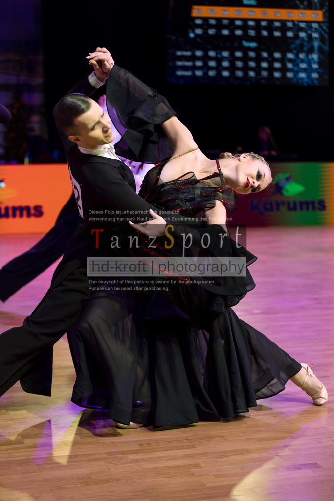 20241215_WDSF_Int_Open_Std-Riga-8637 | Tanzsportbilder, Standardtanz, Lateintanz, WDSF, DTV, LTVB, dancecomp, goc, hessen tanzt, blaues band der spree, walzer, tango, wiener walzer, slowfox, quickstepp, samba, rumba, cha-cha-cha, paso doble. jive, hd-kroft photography, turniertanzsport