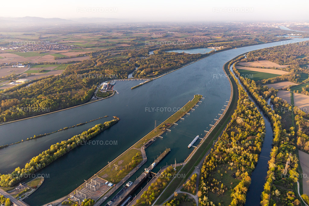 Aerial view: EDF hydroelectric power station Gambsheim. Freistett Rhine locks in Gambsheim in the state Bas-Rhin, France. – Photo: IMG_126543.jpg taken on 04/25/2021 by Werner Riehm/FLY-FOTO.com – Resolution of the original: 5091 x 3394 px