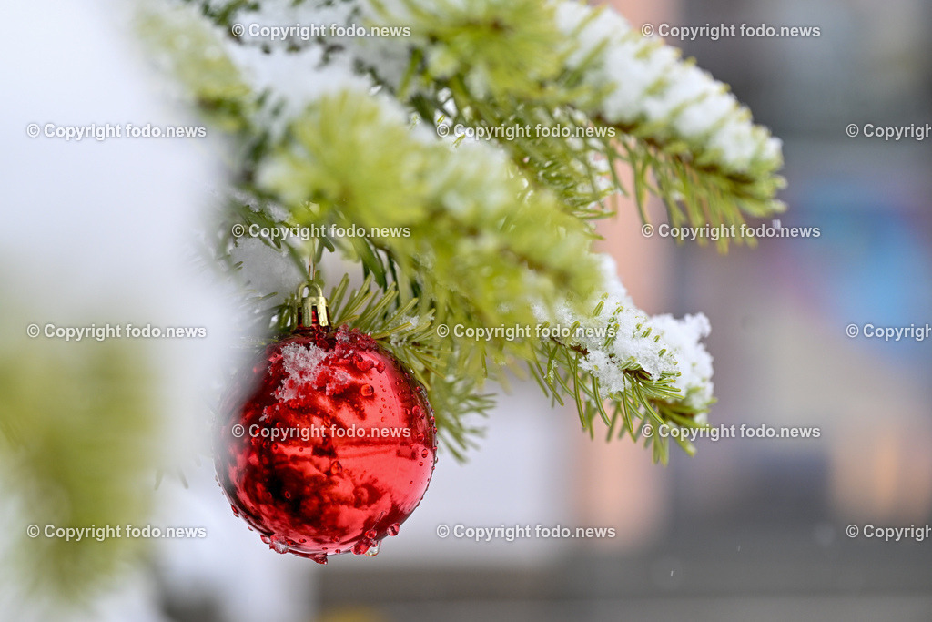 Linz_ Schnee_ 02.12.2023-15 | 02.12.2023, Linz, AUT, Schnee, im Bild Schneefall, Winter, Wintereinbruch, Weiss, Park, Schneefahrbahn, Neuschnee, Weihnachtsbaum, Kugel, Zweig 