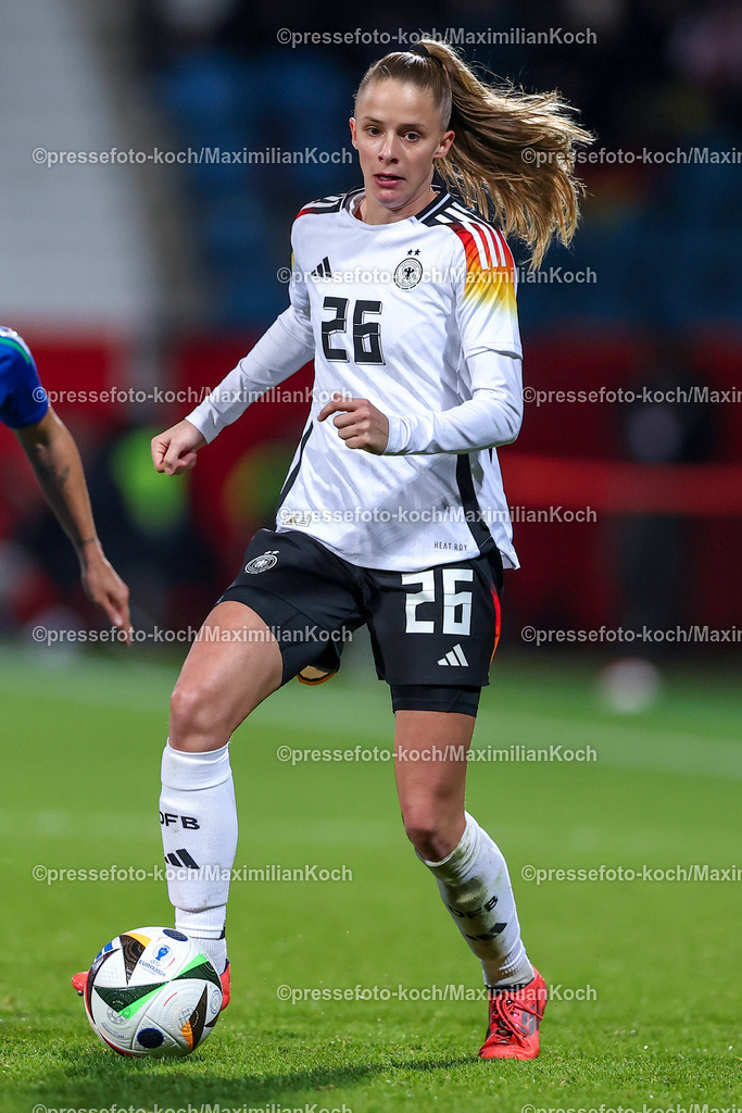 DFB0212240114202177 | 02.12.2024, Fußball Länderspiel Frauen, Deutschland - Italien, Vonovia-Ruhrstadion Bochum, Saison 2024 2025: Vivien Endemann (GER #26)DFB regulations prohibit any use of photographs as image sequences and or quasi-video.