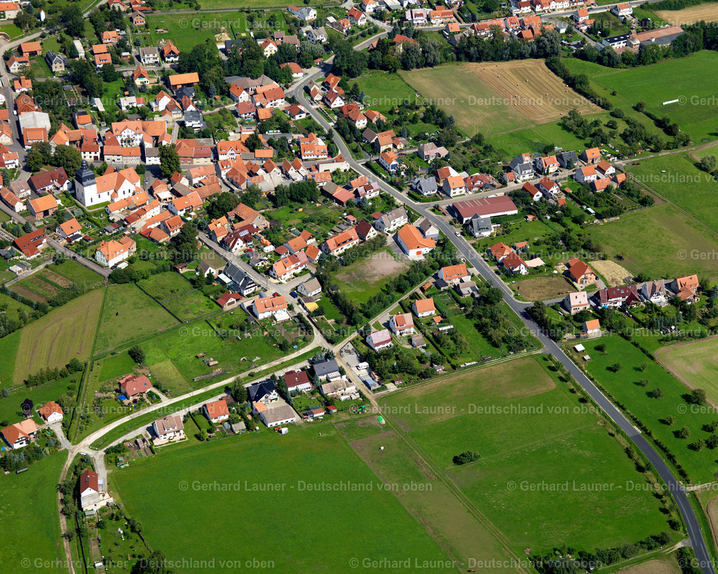 wfl__2638704.jpg | KEFFERHAUSEN 23.08.2006 Landwirtschaftliche Nutzflächen und Feldgrenzen  umsäumen das Siedlungsgebiet des Dorfes in Kefferhausen im Bundesland Thüringen, Deutschland // Agricultural land and field boundaries surround the settlement area of the village  in Kefferhausen in the state Thuringia, Germany Foto: Gerhard Launer