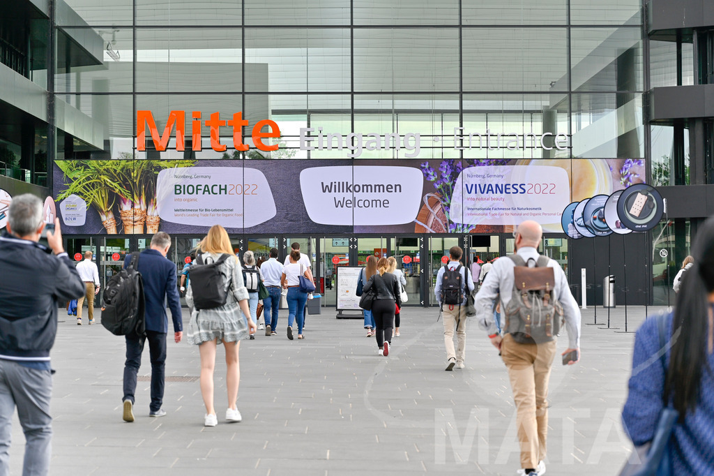 _DW03339 | Das Herz der internationalen Bio-Branche schlug vom 26.–29.07.2022 für vier Tage in Nürnberg. Die BIOFACH, Weltleitmesse für Bio-Lebensmittel, und die VIVANESS, Internationale Fachmesse für Naturkosmetik, meldet sich mit der einmaligen „Summer Edition“ zurück. Groß war die Wiedersehensfreude der über 24.000 Fachbesucher aus 137 Ländern. Im Fokus: Der persönliche Austausch, Networking und vertiefte Gespräche zu den Themen der Zeit. Aber auch: Neuheiten und Trends entdecken und eintauchen mit allen Sinnen in die Produktvielfalt der 2.276 Aussteller aus 94 Ländern. Nürnberg, 29.07.2022 - Realisiert mit Pictrs.com
