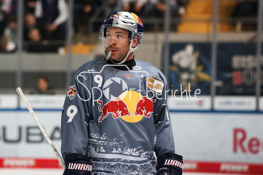 EHC München - Augsburger Panther | ein enttaeuschter Benjamin STREET (RBM #9) beim Heimspiel gegen Augsburg / Einzelfoto / Freisteller