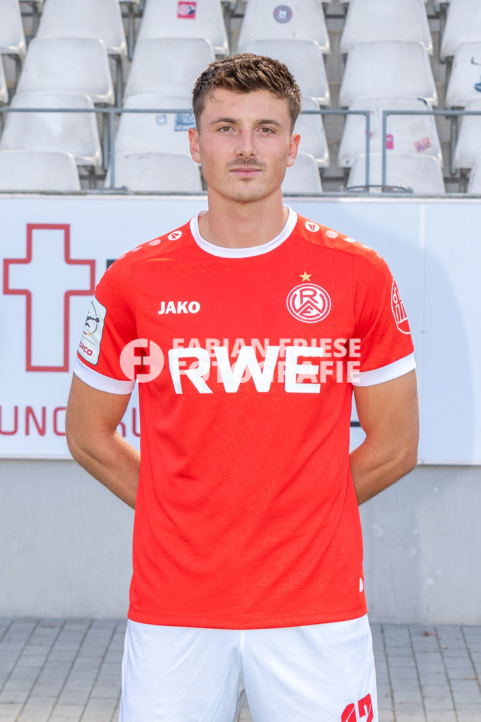 Rot-Weiss Essen; 3. Liga, Portraettermin 2026/2027, Foto: Eibner-Pressefoto/Fabian Friese | Semir Telalovic (Rot-Weiss Essen, #17),Rot-Weiss Essen; 3. Liga, Portraettermin 2026/2027, Foto: Eibner-Pressefoto/Fabian Friese - Realisiert mit Pictrs.com