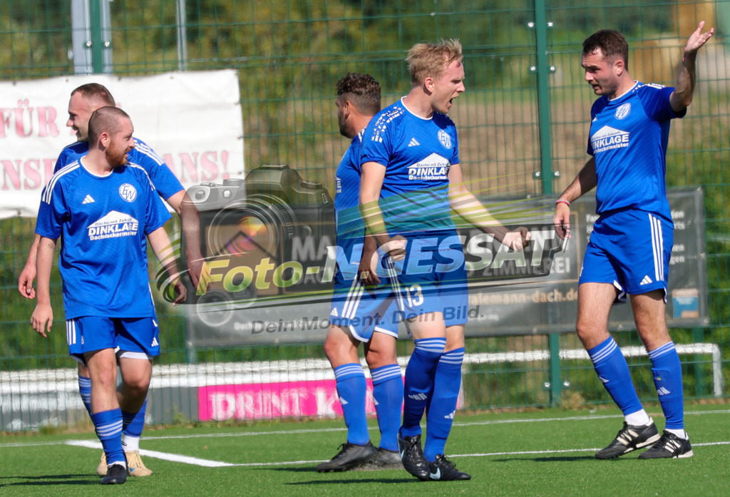 SC Enger - SV Enger-Westerenger | Auf dem Bild zu sehen: blau SV Enger-Westerenger Mitte (13): Henrik Jablonowski  SC Enger, SV Enger-Westerenger, Saison 26/27, Kreisliga A, Enger, Deutschland - Realisiert mit Pictrs.com