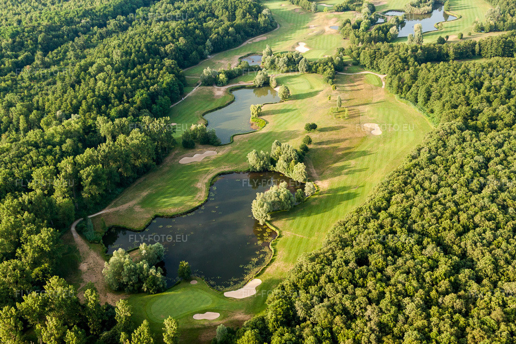 Vue aérienne: Terrain du golf Club de golf Soufflenheim Baden-Baden à Soufflenheim dans le département Bas Rhin, France – .Photo: IMG_30472.jpg prise le 09/07/2010 par Werner Riehm/FLY-FOTO.eu – Résolution de l'original: 4752 x 3168 px