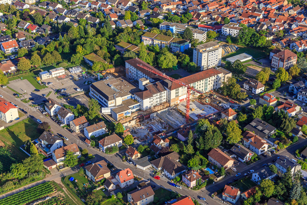 Luftbild: Baustelle zur Erweiterung der Asklepios Südpfalzklinik Kandel in Kandel im Bundesland Rheinland-Pfalz in Deutschland. Foto: IMG_149505.jpg vom 31.08.2025 durch Werner Riehm/FLY-FOTO.deAsklepios Südpfalzklinik Kandel - Asklepios Südpfalzklinik Kandel