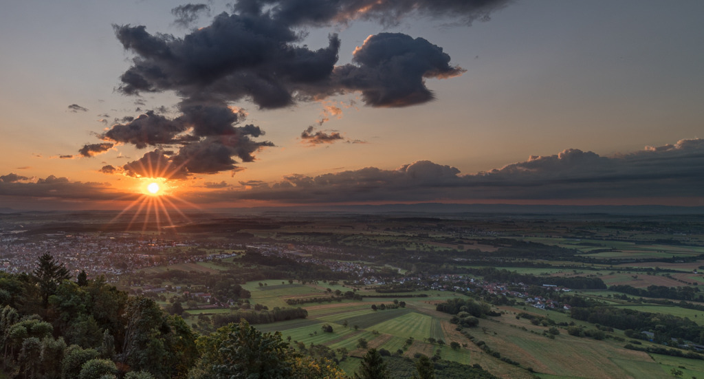 Aussicht von der Burg Hohbarr zum Sonnenaufgang | Sonnenaufgänge an der Ostflanke der Vogesen lassen einen weiten Blick über die Dörfer der Rheinebene zu. Den dort wohnenden Menschen kann man quasi beim Aufstehen zusehen und beobachten, wie sich die Region so langsam in Bewegung setzt. Als Fotograf lässt man es da wesentlich ruhiger angehen. - Realisiert mit Pictrs.com