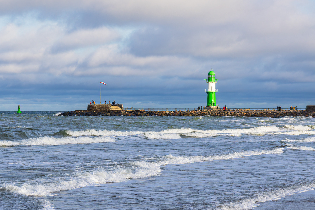 Wellen, Mole und Molenturm an der Ostseeküste in Warnemünde | Wellen, Mole und Molenturm an der Ostseeküste in Warnemünde.