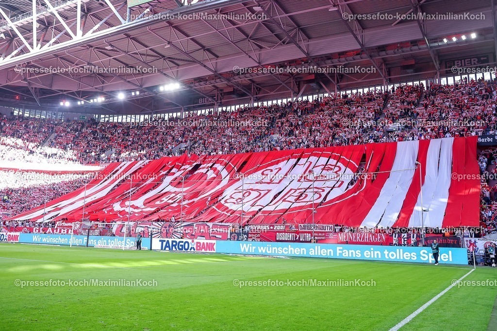 F9524042601014 | 24.04.2026, Fußball, Fortuna Düsseldorf - SC Dynamo Dresden, 2. Fußball Bundesliga, Herren, Merkur Spiel-Arena, 31. Spieltag, Saison 2025 2026: Choreografie Choreo Choreography vor dem Spiel auf der Tribüne Banner Haupttribüne Überaichtsbild  DFB regulations prohibit any use of photographs as image sequences and or quasi-video.