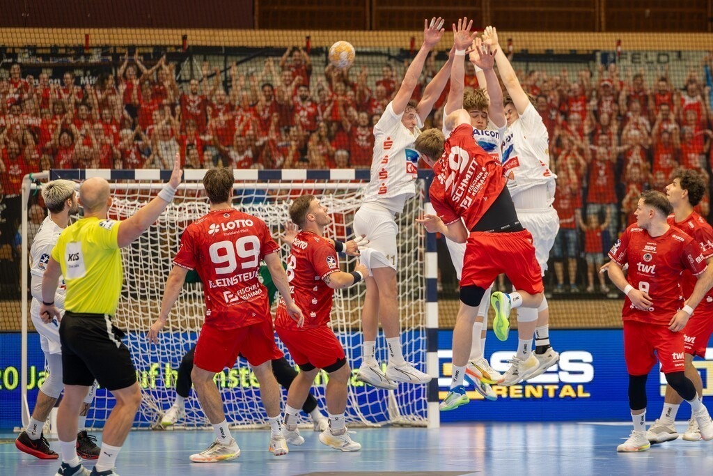2. HBL (Handball-Bundesliga), Saison 2026/27, 3. Spieltag: Eulen Ludwigshafen gegen TV Großwallstadt | 2. HBL (Handball-Bundesliga), Saison 2026/27, 3. Spieltag: Eulen Ludwigshafen gegen TV Großwallstadt***Wichtiges Tor von Friedrich Schmitt (29, Ludwigshafen). Er musste den Wurf nehmen und traf - Realisiert mit Pictrs.com