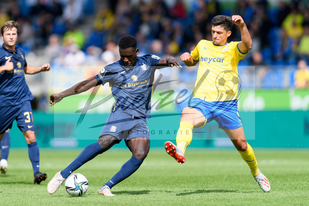 EBSTSV20210828_013 | Fussball, Herren: Merveille Biankadi (TSV 1860 Muenchen) und Jannis Nikolaou (Eintracht Braunschweig) im Zweikampf beim Spiel der 3. Liga zwischen Eintracht Braunschweig und TSV 1860 Muenchen im Eintracht-Stadion am 28.08.2021 in Braunschweig, Deutschland.DFB / DFL REGULATIONS PROHIBIT ANY USE OF PHOTOGRAPHS AS IMAGE SEQUENCES AND/OR QUASI-VIDEO. - Realisiert mit Pictrs.com