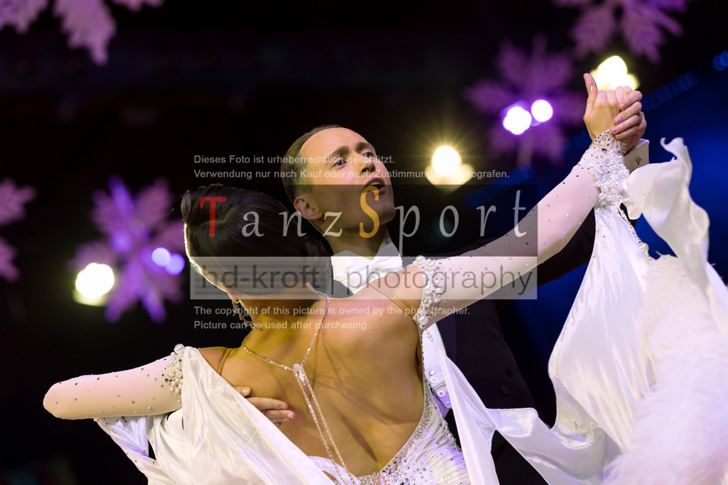 20241215_WDSF_Int_Open_Std-Riga-9546 | Tanzsportbilder, Standardtanz, Lateintanz, WDSF, DTV, LTVB, dancecomp, goc, hessen tanzt, blaues band der spree, walzer, tango, wiener walzer, slowfox, quickstepp, samba, rumba, cha-cha-cha, paso doble. jive, hd-kroft photography, turniertanzsport