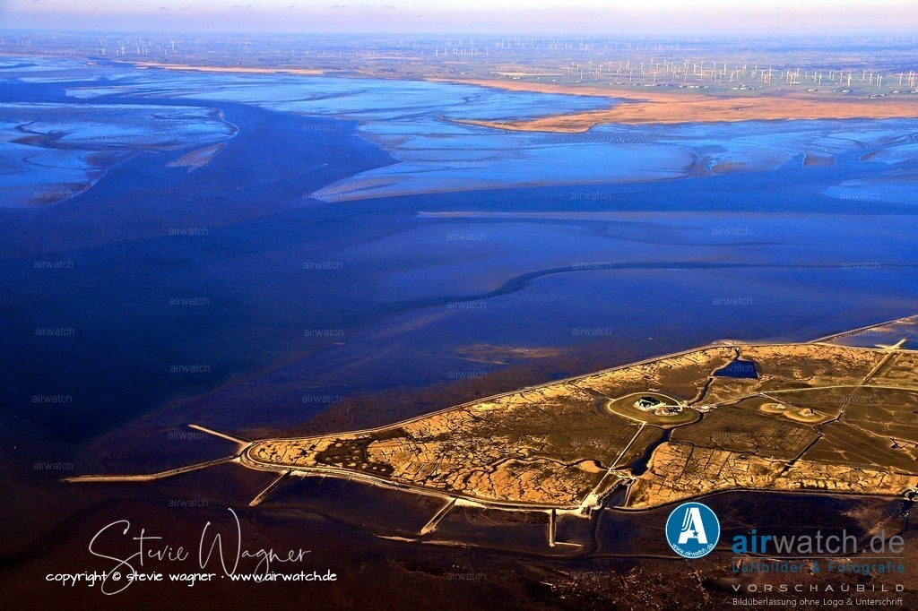 Nordstrandischmoor im UNESCO-Weltnaturerbe Wattenmeer - Luftbild | Wie alle Halligen ist Nordstrandischmoor regelmäßig von Landunter (Überschwemmung bei Sturmflut) betroffen. Die Warften dienen in solchen Fällen als sichere Rückzugsorte.