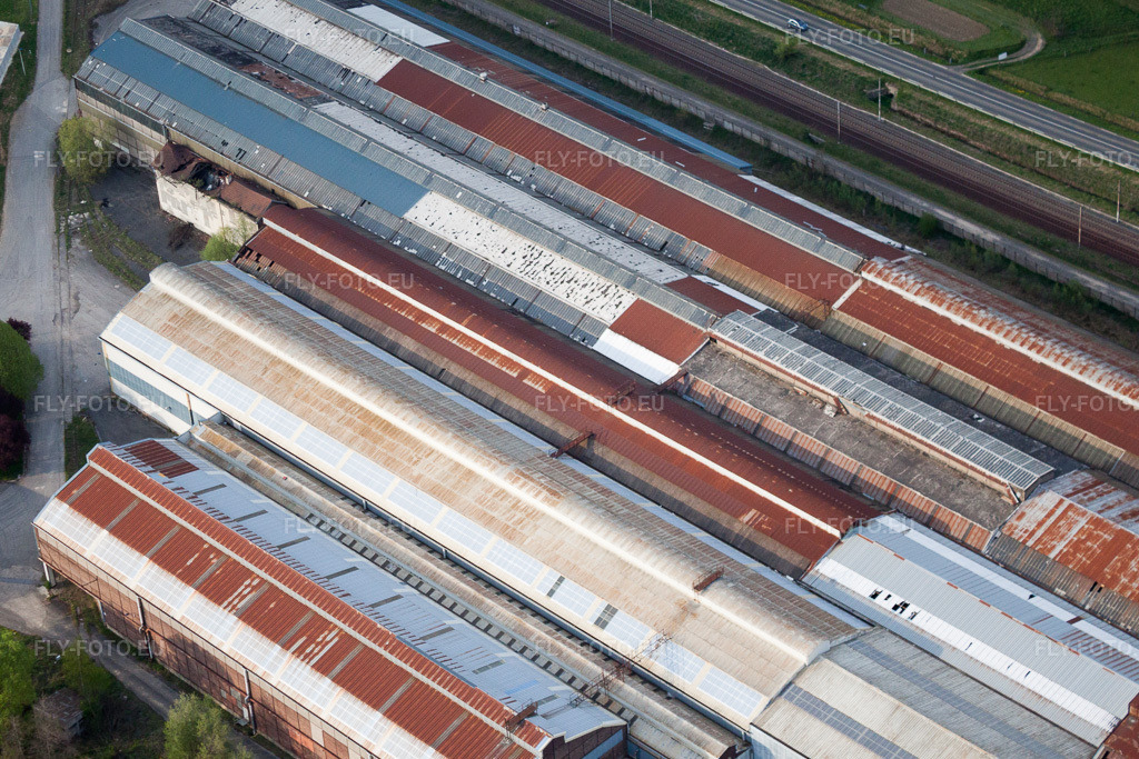 Vue aérienne: Dépôt ferroviaire et atelier de réparation, entretien et réparation des trains à Blagny dans le département Ardennes, France. Photo: IMG_39787.jpg prise le 16/04/2011 par Werner Riehm/FLY-FOTO.eu – Résolution de l'original: 4019 x 2679 px