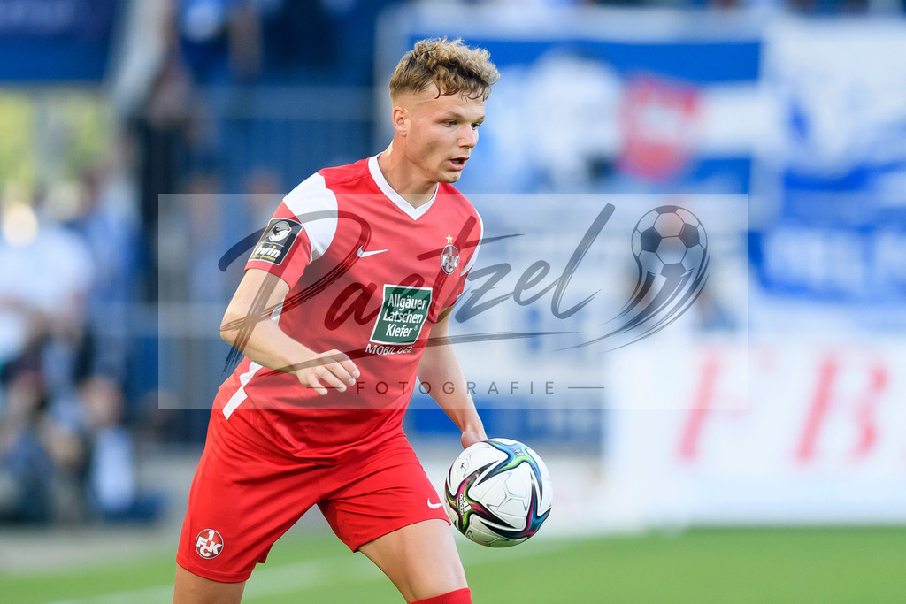 FCMFCK20210904_144 | Fussball, Herren: Philipp Hercher (1. FC Kaiserslautern) in Aktion, am Ball, Einzelaktion beim Spiel der 3. Liga zwischen 1. FC Magdeburg und 1. FC Kaiserslautern in der MDCC-Arena am 04.09.2021 in Magdeburg, Deutschland.DFB / DFL REGULATIONS PROHIBIT ANY USE OF PHOTOGRAPHS AS IMAGE SEQUENCES AND/OR QUASI-VIDEO. - Realisiert mit Pictrs.com