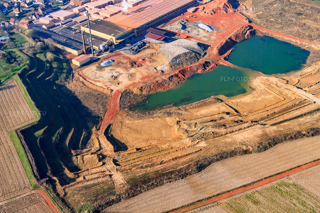 Vue aérienne: Carrières d'argile et halls de production de la briqueterie Wienerberger Betschdorf à Betschdorf dans le département Bas Rhin, France.Photo: IMG_62733.jpg prise le 09/03/2014 par Werner Riehm/FLY-FOTO.euRésolution de l'original: 4752 x 3168 pxwienerberger, leader mondial de la terre cuite : mur, toiture, façade