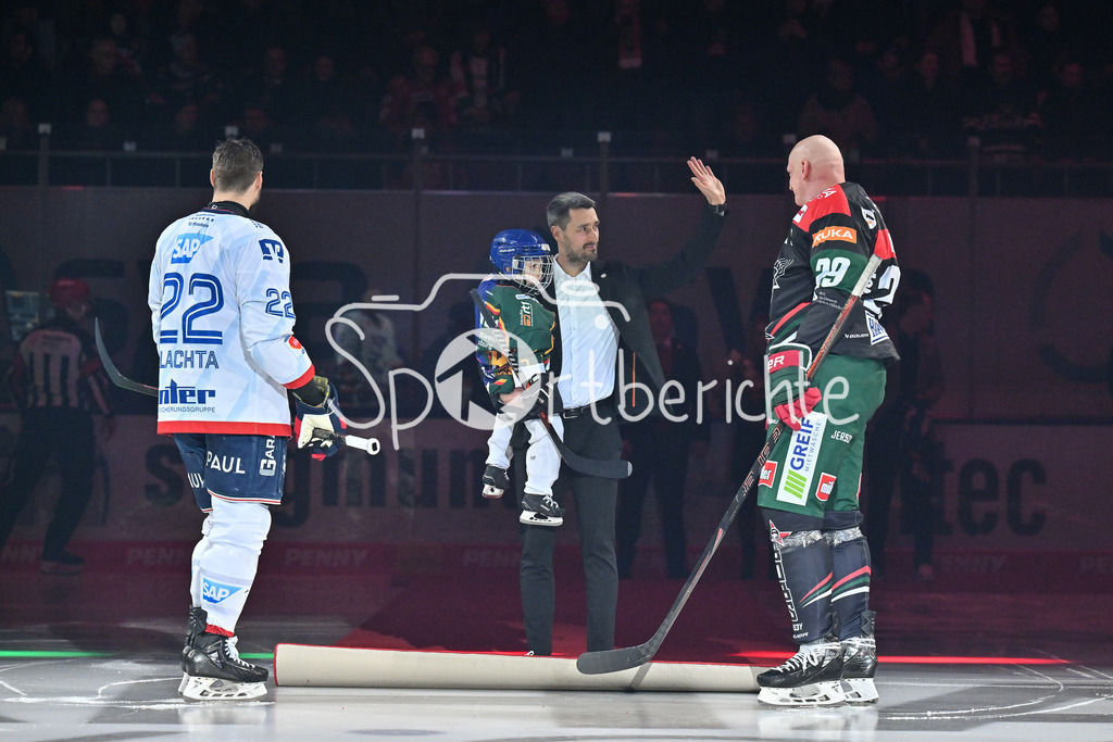 Augsburger Panther - Adler Mannheim | Dennis ENDRAS wird vor der Parite fuer seine Karriere geehrt / Ehrung / DEL: Augsburger Panther - Adler Mannheim, Curt Frenzel Stadion am 26.12.2024