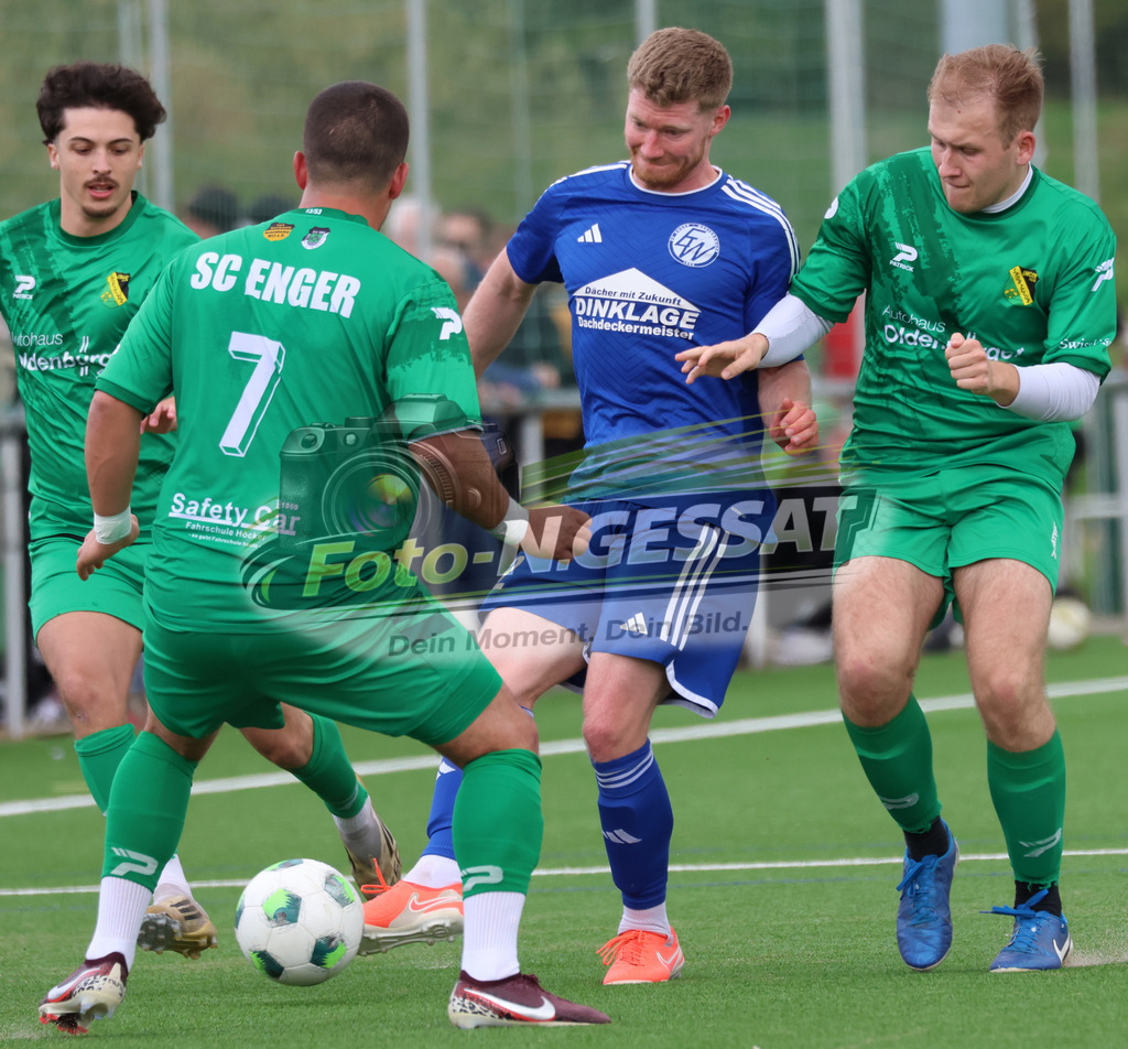 SC Enger - SV Enger-Westerenger | Auf dem Bild zu sehen: grün SC Enger v.l.: Mohamad Sleiman, Harun Saglam, Luis Büscher ; blau SV Enger-Westerenger: Kieren ForwardSC Enger, SV Enger-Westerenger, Saison 25/26, Kreisliga A, Enger, Deutschland - Realisiert mit Pictrs.com