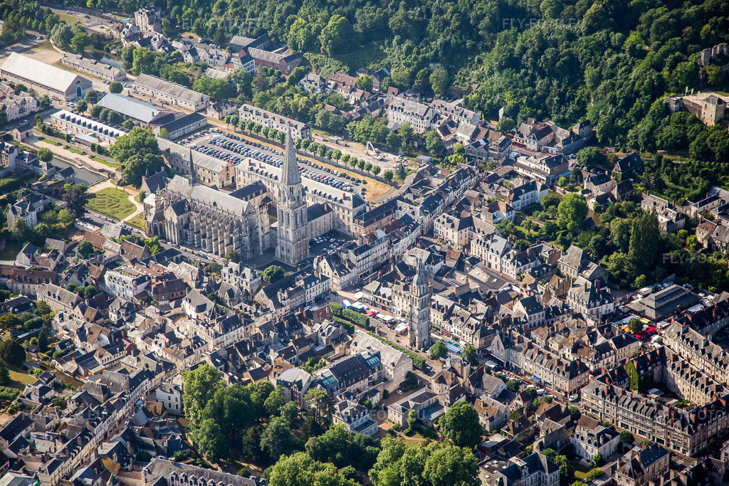 Vue aérienne: Ensemble de bâtiments du monastère de l'abbaye de la Trinité à Vendôme à Vendôme dans le département Loir et Cher, France – .Photo: IMG_081085.jpg prise le 19/06/2015 par Werner Riehm/FLY-FOTO.eu – Résolution de l'original: 5472 x 3648 px