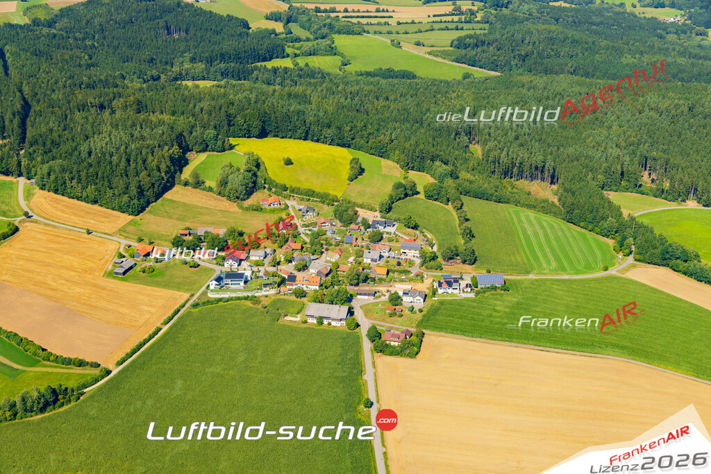 Schrägluftbild  Kagern  Tiefenbach - Das Luftbild wurde 2025 vom UL-Flugzeug heraus erstellt ( keine Drohne ) - Hochauflösende Luftaufnahme -Nicht vergleichbar mit Google Maps oder Satelittenbilder- Die Geschenkidee !Mit Lizenz und Bildrechte bestellbar
