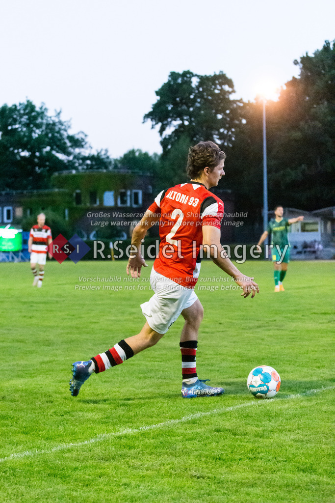 Fußball, Saison 2022/23, Oberliga Hamburg, Hamm United - Altona 93, Hammer-Park-Stadion (Hamburg), 12.08.2022, 3. Spieltag | Theo Aljoscha Behrmann (#2, Altona)