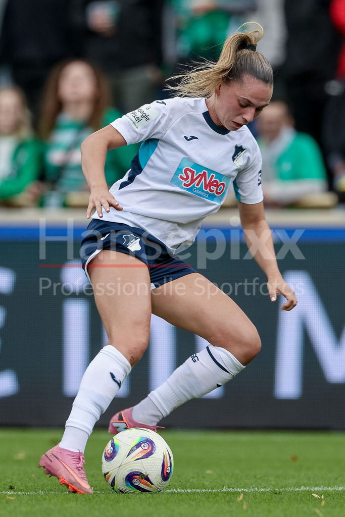 Fussball, Google Pixel Frauen-Bundesliga, SV Werder Bremen - TSG 1899 Hoffenheim | Jill Janssens (TSG 1899 Hoffenheim, 9) am Ball, Freisteller, Einzelbild, Ganzkörper, Aktion, Action, Spielszene, DIE DFB-RICHTLINIEN UNTERSAGEN JEGLICHE NUTZUNG VON FOTOS ALS SEQUENZBILDER UND/ODER VIDEOÄHNLICHE FOTOSTRECKEN. DFB REGULATIONS PROHIBIT ANY USE OF PHOTOGRAPHS AS IMAGE SEQUENCES AND/OR QUASI-VIDEO.