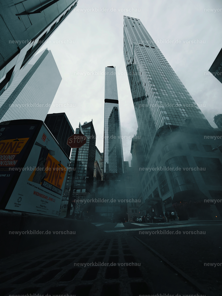 Mystik in Downtown – Albany Street im Spiel von Spiegelungen und Dampf | Albany Street in Downtown Manhattan - Das ist nicht nur mein Zuhause wenn ich in New York bin, sondern ein Ort, an dem Architektur und Atmosphäre zu einem fesselnden Bild verschmelzen. Die verspiegelten Fassaden der Wolkenkratzer reflektieren das Licht der Stadt und erzeugen ein Spiel aus Glanz und Tiefe, während der ikonische Dampf aus dem Untergrund aufsteigt und die Szene in eine geheimnisvolle Aura hüllt. Dieses Foto fängt die Magie von New York ein: die Mischung aus urbaner Kraft und mystischer Stimmung, die sich in den Straßen der Metropole offenbart. 