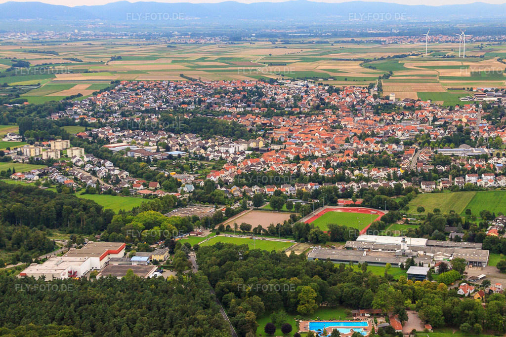 Luftbild: Stadtansicht aus Süden in Herxheim bei Landau im Bundesland Rheinland-Pfalz in Deutschland.Foto: IMG_32820.jpg vom 02.09.2010 durch Werner Riehm/FLY-FOTO.deAuflösung des Originals: 4492 x 2995 px