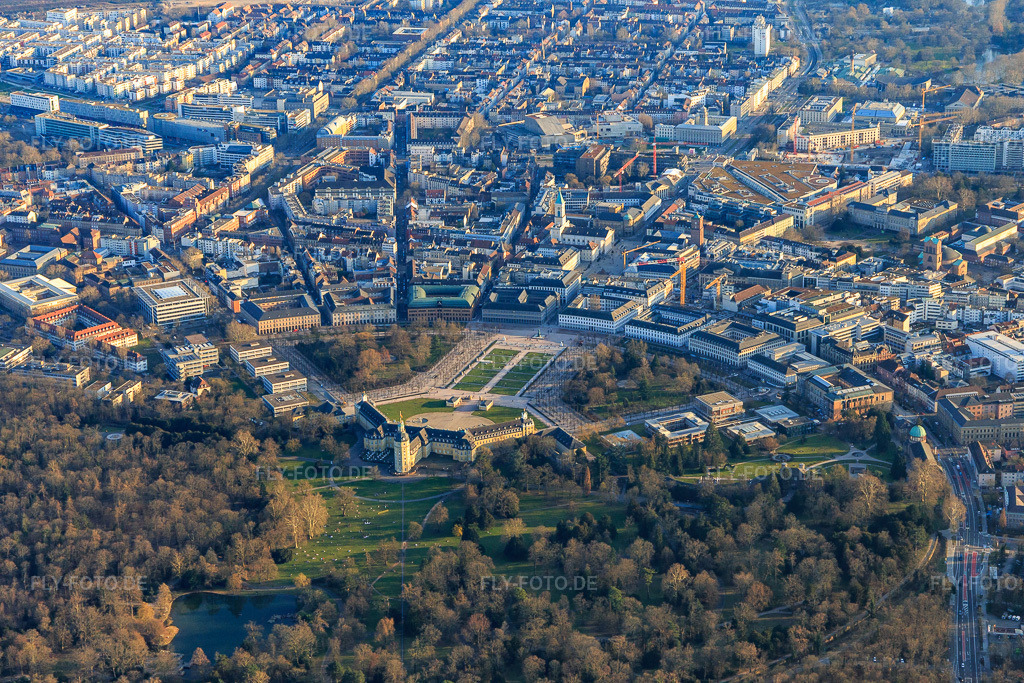 Luftbild: Schlossgarten und Schloss Karlsruhe aus Norden im Ortsteil Innenstadt-West in Karlsruhe im Bundesland Baden-Württemberg in Deutschland. Foto: IMG_145471.jpg vom 07.03.2025 durch Werner Riehm/FLY-FOTO.deLink zu youtube