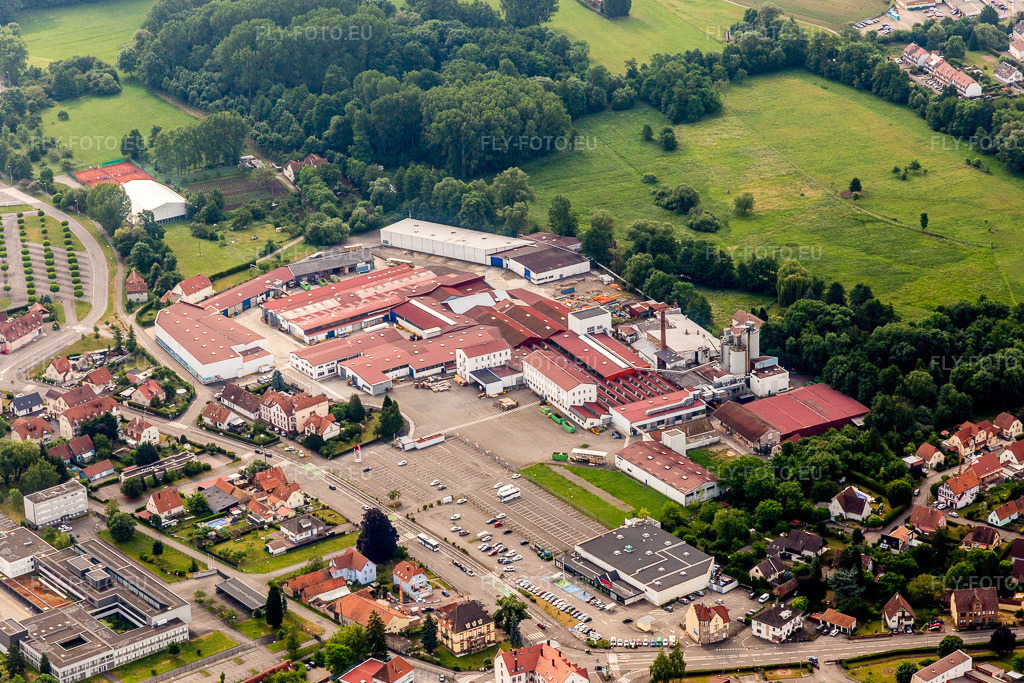 Vue aérienne: Locaux de l'usine du fabricant de camping-cars Burstner SA à Wissembourg dans le département Bas Rhin, France. Photo: IMG_100695.jpg prise le 05/06/2017 par Werner Riehm/FLY-FOTO.euRésolution de l'original: 5270 x 3514 px