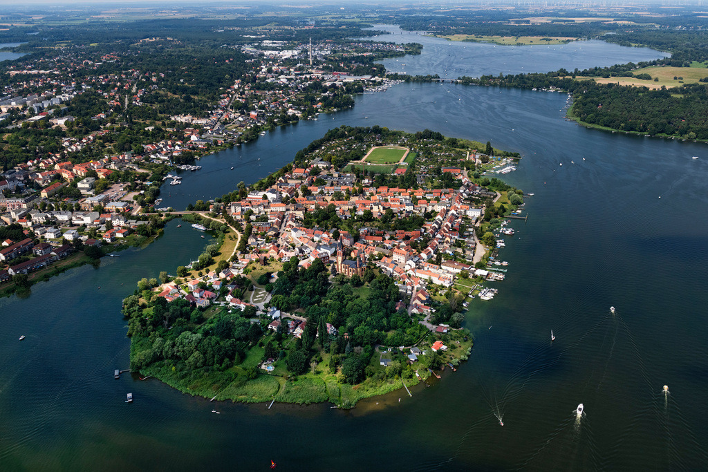 dr__0043209.jpg | WERDER (HAVEL) 20.07.2024 Insel am Ufer des Flußverlaufes der Havel in Werder (Havel) im Bundesland Brandenburg, Deutschland. Weiterführende Informationen bei: Stadt Werder (Havel). // Island on the banks of the river course the Havel in Werder (Havel) in the state Brandenburg, Germany. Further information at: Stadt Werder (Havel). Foto: Daniel Reiter