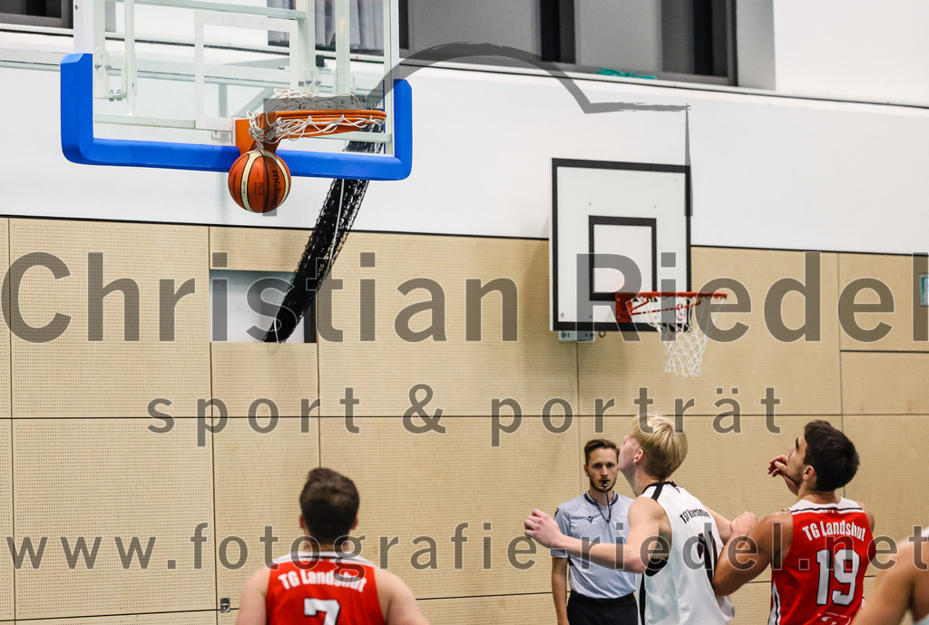 2022-12-03_077_TSV_Vaterstetten_gegen_TG_Landshut | Vaterstetten, Deutschland, 03.12.2022:
Basketball, Bayernliga Herren Südost 2022 / 2023, 7. Spieltag, TSV Vaterstetten gegen TG Landshut, Endergebnis: 71:78

Stefan Englberger (TG Landshut, #7), D. Wolf (TSV Vaterstetten, #14),  (TG Landshut, #19)

Foto: Christian Riedel / fotografie-riedel.net
