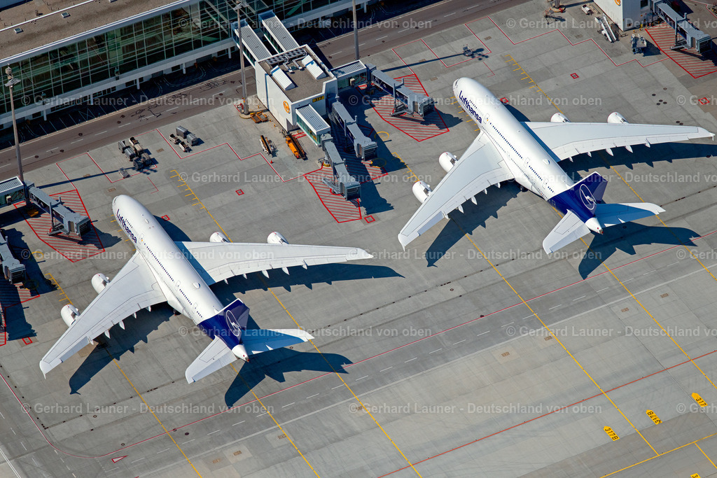 4021189 | MüNCHEN-FLUGHAFEN 08.04.2020 Passagierflugzeuge krisenbedingt stillgelegt auf der Parkpositionen und Abstellfläche auf dem Flughafen in München im Bundesland Bayern, Deutschland. // Passenger aircraft decommissioned due to the crisis on the parking positions and parking space at the airport in Munich in the state Bavaria, Germany. Foto: Gerhard Launer