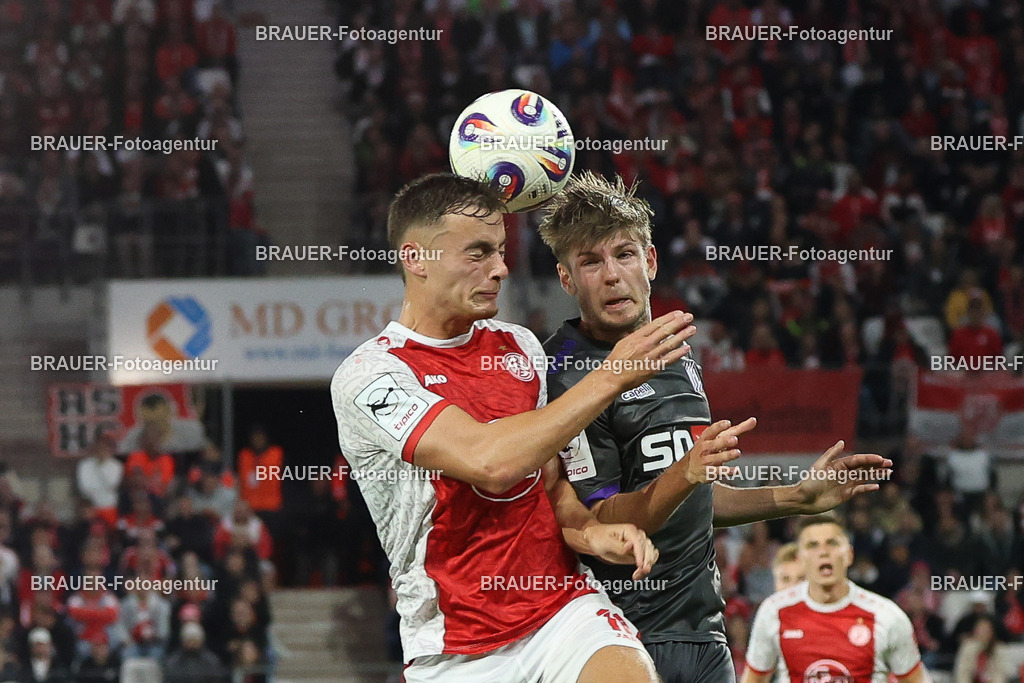 Rot-Weiss Essen - VFL Osnabrück | Essen, Deutschland, 17.09.2025 Marvin Obuz  (Rot-Weiss Essen) mit Frederik Christensen (VFL Osnabrück) im Kampf um den Ballwährend des 3.Liga Spiels zwischen  Rot-Weiss Essen und VFL Osnabrück am 17.09.2025 im Stadion an der Hafenstraße in Essen. (Foto von Timo Bluhmki-Schmidt/Brauer Fotoagentur