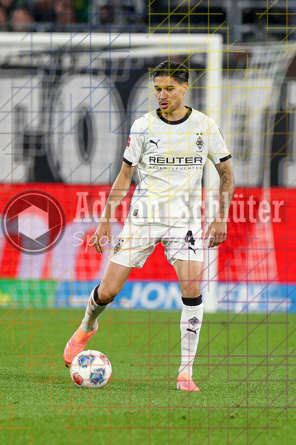 Borussia Mönchengladbach vs SC Freiburg - Bundesliga  | Mönchengladbach, Deutschland, 05.10.25:   Kevin Diks (Borussia Mönchengladbach) in Aktion am Ball, Einzelaktion waehrend des Spiels der Bundesliga zwischen Borussia Mönchengladbach vs SC Freiburg im Stadion im Borussia Park(Foto von Brauer-Fotoagentur / Adrian Schlueter)