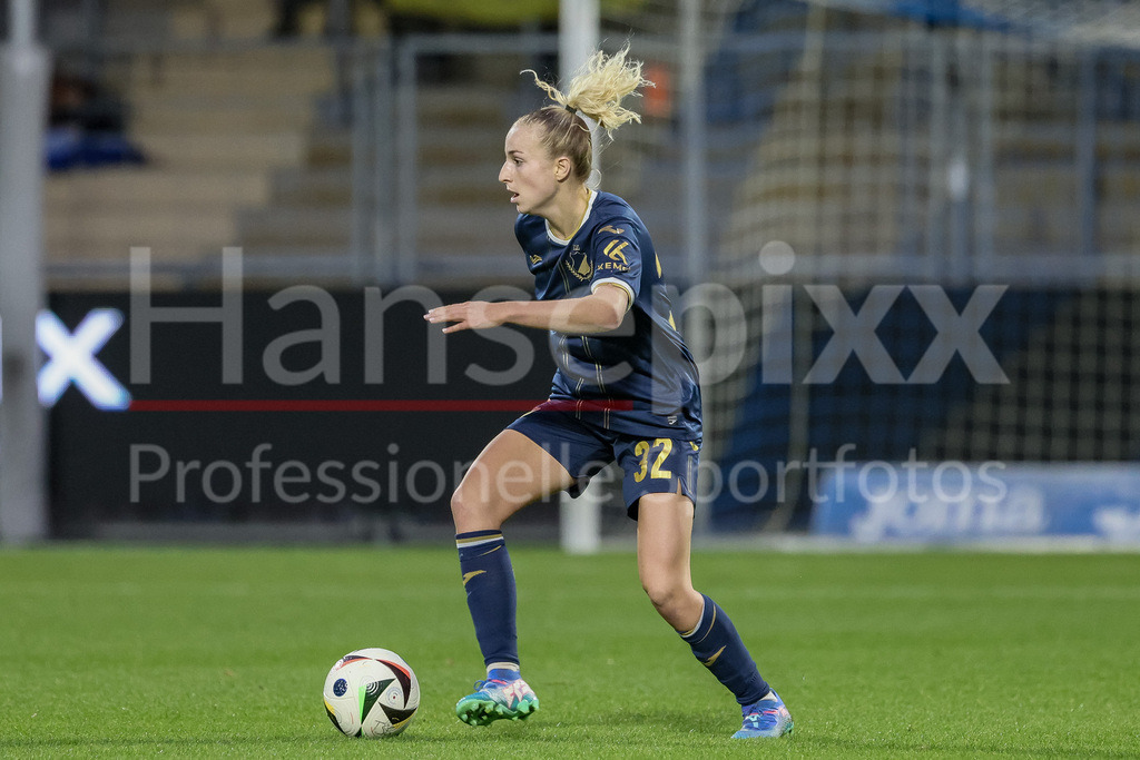 Fussball, Google Pixel Frauen-Bundesliga, TSG 1899 Hoffenheim - SV Werder Bremen | v.li.: Vanessa Diehm (TSG 1899 Hoffenheim, 32) am Ball, Freisteller, Einzelbild, Ganzkörper, Aktion, Action, Spielszene, DIE DFB-RICHTLINIEN UNTERSAGEN JEGLICHE NUTZUNG VON FOTOS ALS SEQUENZBILDER UND/ODER VIDEOÄHNLICHE FOTOSTRECKEN. DFB REGULATIONS PROHIBIT ANY USE OF PHOTOGRAPHS AS IMAGE SEQUENCES AND/OR QUASI-VIDEO.
